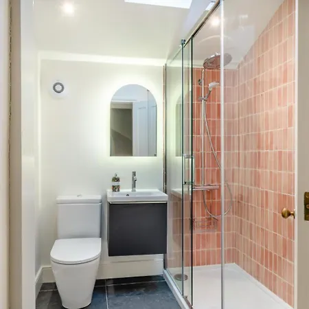 5 Bed In Oc-b32731 *
