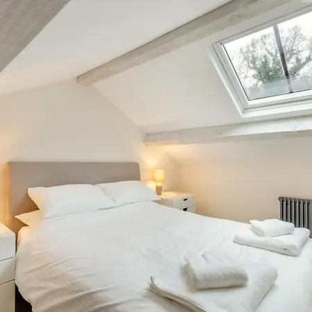 5 Bed In Oc-b32731 *